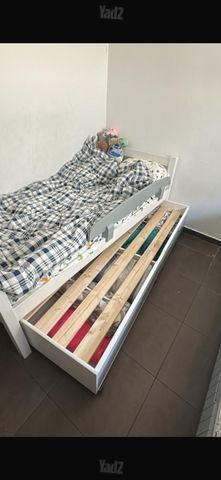 מיטת יחיד לבנה
