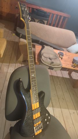 בס Schechter Stiletto Elite