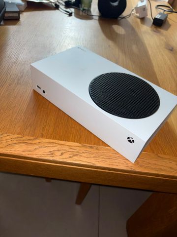 XBOX SERIES S ושני שלטים