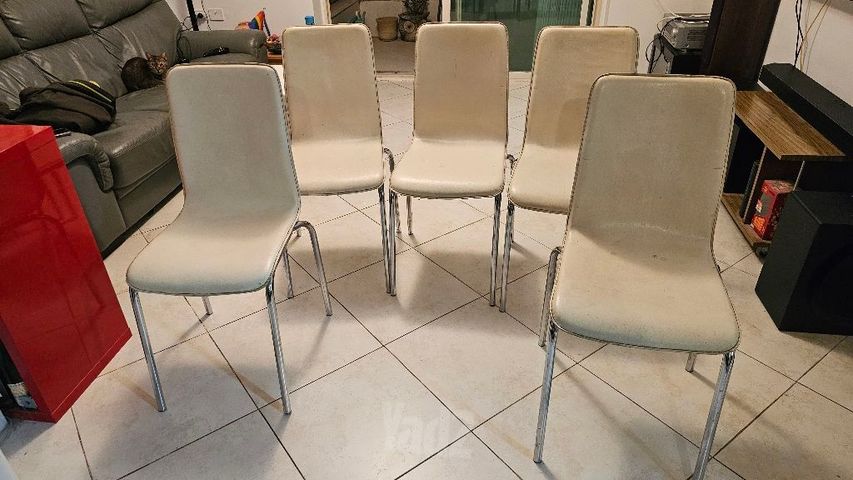 5 כסאות