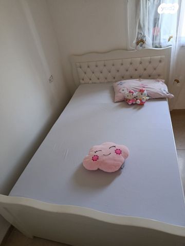 מיטה וחצי בנות