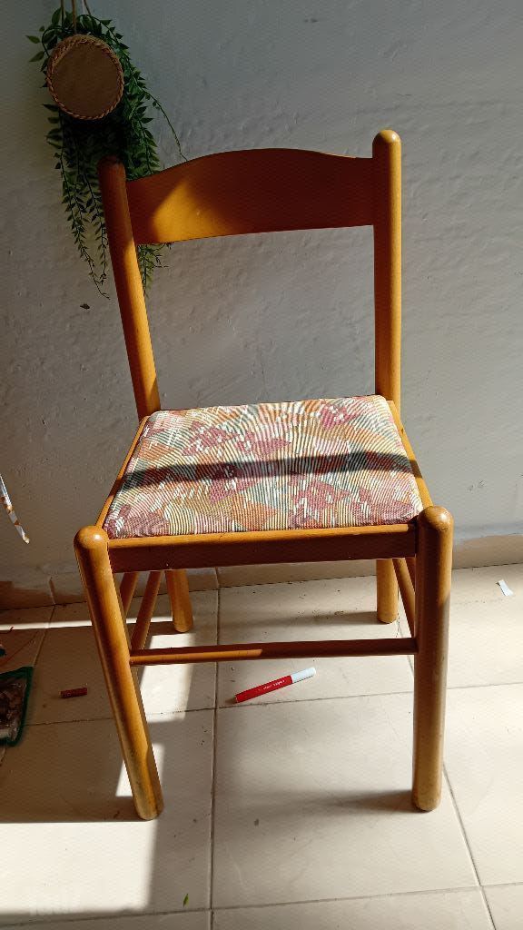 6 כיסאות עץ