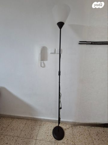 מנורה עומדת