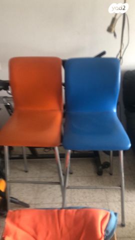 כסאות ושטיח