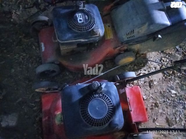 שתי מכסחות דשא ב300