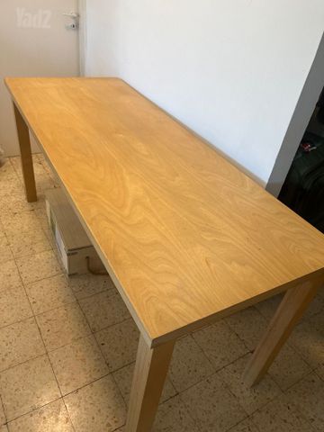 שולחן עץ