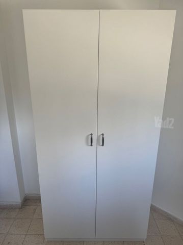 ארון מדפים