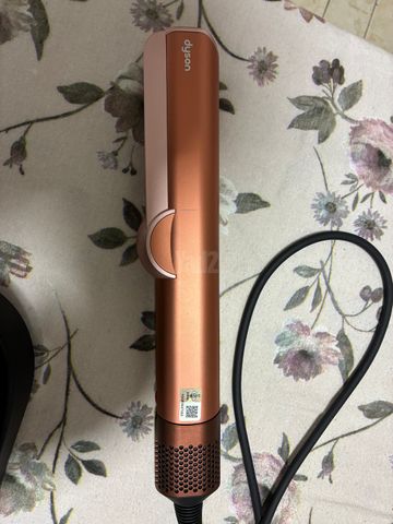 מחליק שיער דייסון Dyson