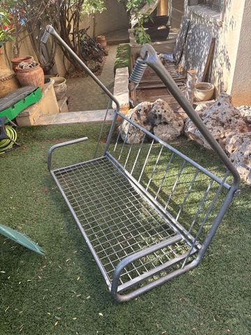 נדנדה מברזל