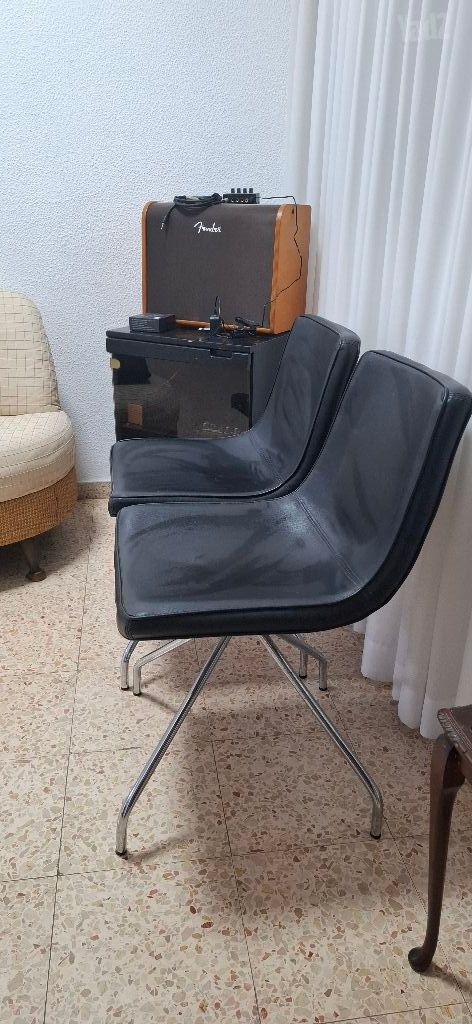 2 כסאות מעור