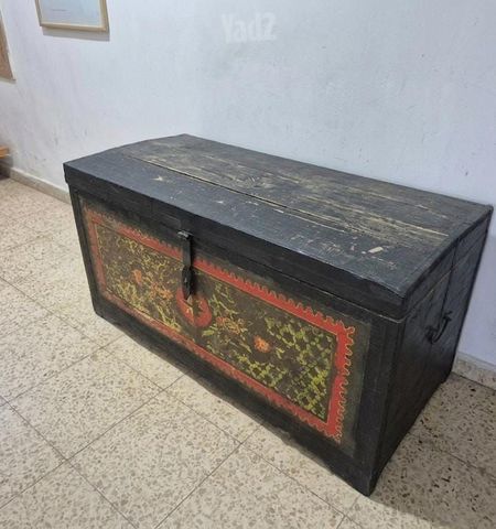 תיבה מעוטרת