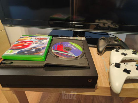 Xbox one x+TV+joysticks3