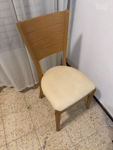 כיסא עץ