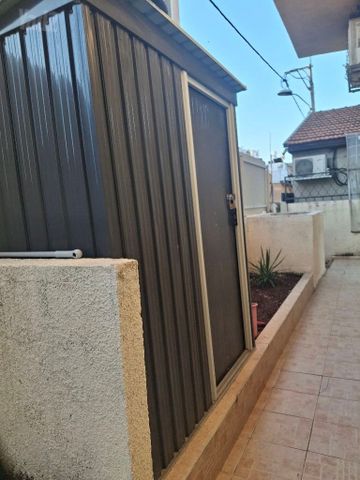 מחסן לחצר