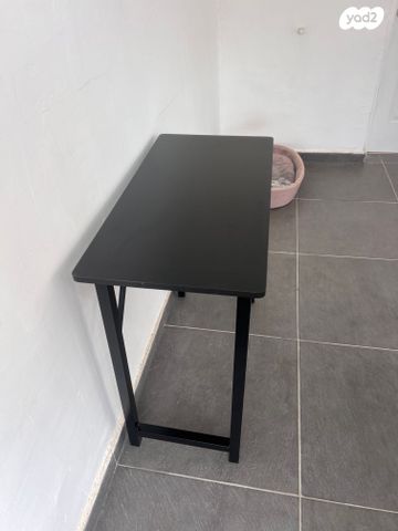 שולחן עץ שחור