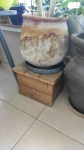 כורסת עץ לבנה +  הדום