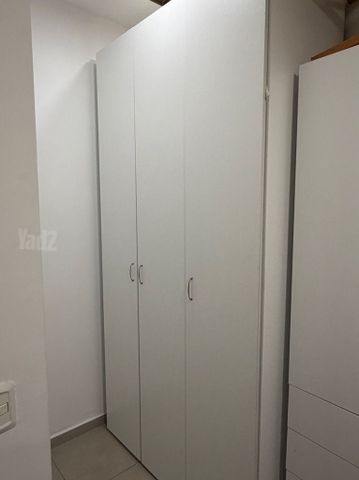 ארון בגדים ענק