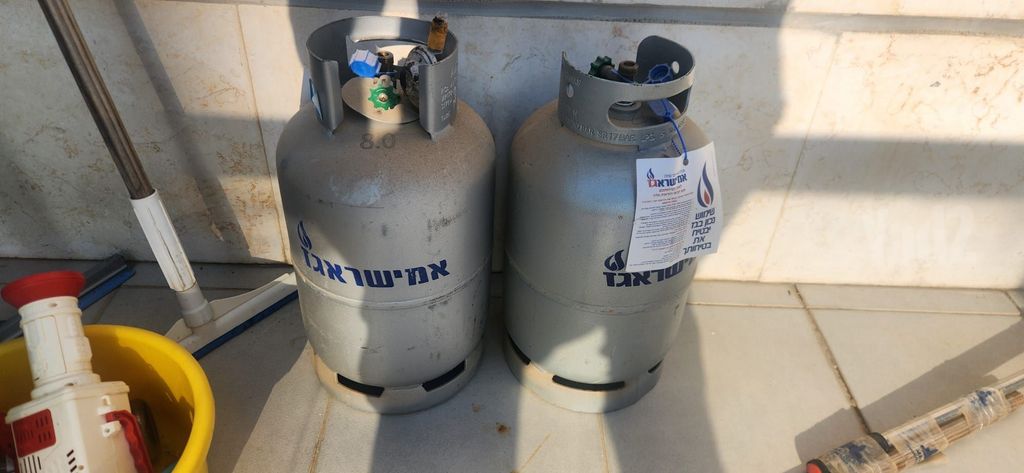 שני בלוני גז