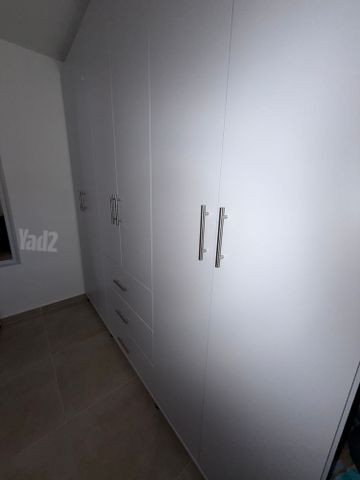 ארון עץ לבן