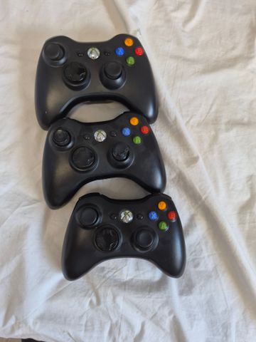 שלושה שלטי Xbox 360