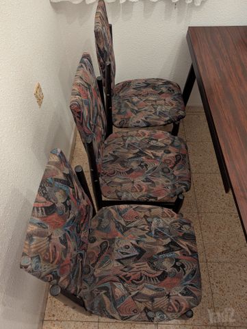 שולחן וכיסאות