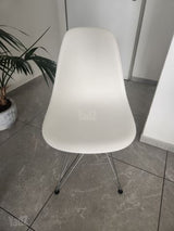 2 כיסאות Vitra Eames DSR