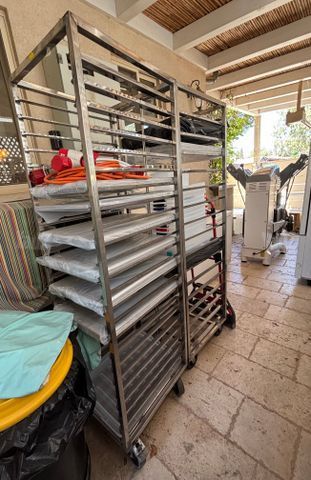 שתי עגלות מגשים