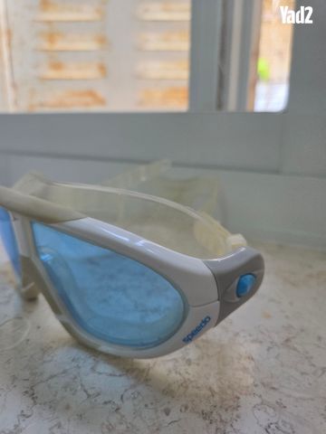 משקפת שחייה