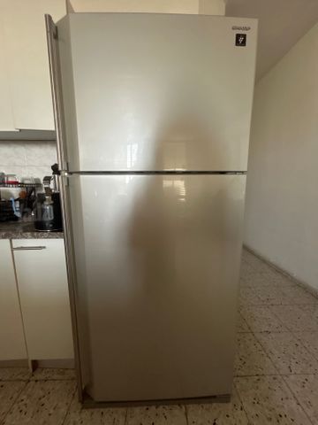 מקרר ממותג- SHARP