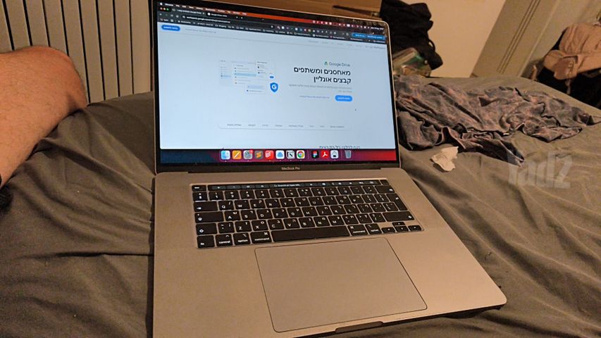 Apple MacBook Pro + מטען