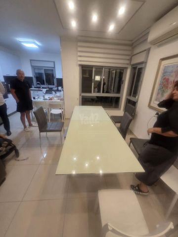 שולחן אוכל