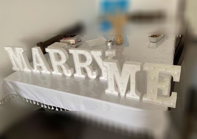 שלט מואר "MARRY ME"