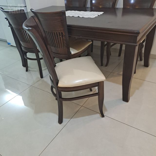 שולחן וכסאות
