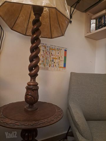 אהיל תארה עומד