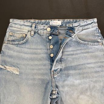 ג׳ינס קרעים של Bershka