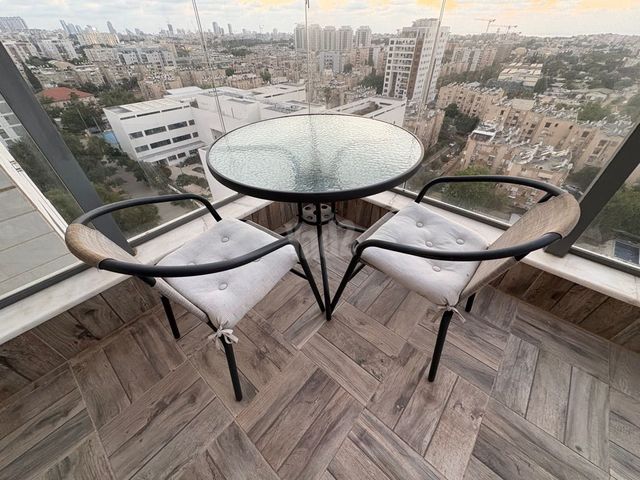 שולחן + 4 כיסאות (גמיש במחיר)