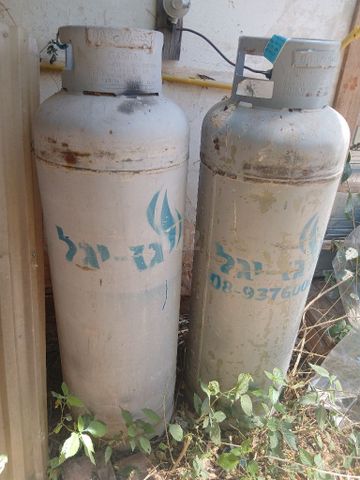 שני בלוני גז גדולים