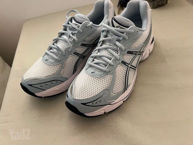 נעלי ASICS
