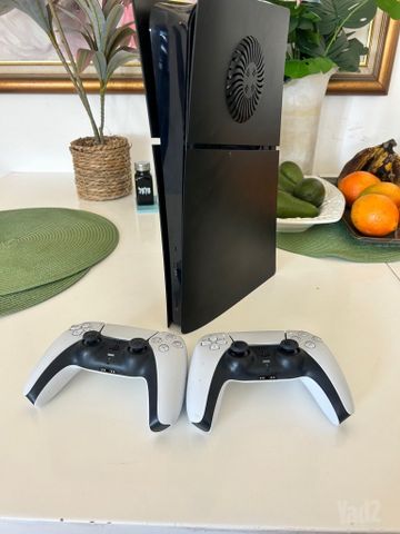 PS5 slim 1TB שני שלטים