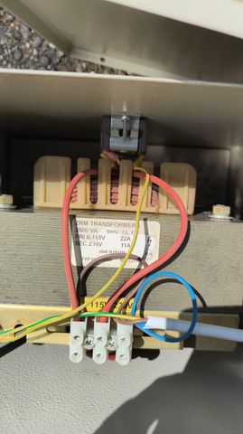 שנאי 220V ל115V