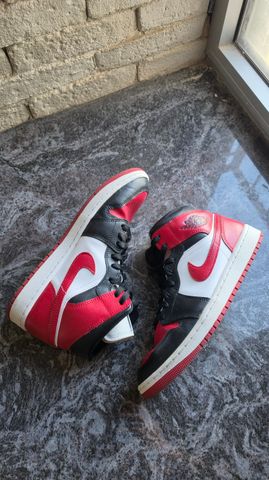 Air Jordan 1 Mid Chicago