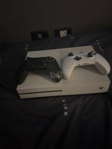 Xbox One + שני שלטים