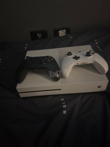 Xbox One + שני שלטים