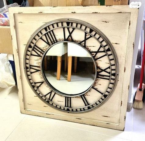 מראת שעון עתיקה עם ספרות רומיו