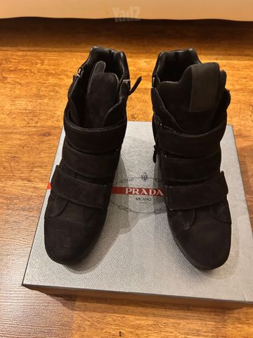 מגפונים Prada