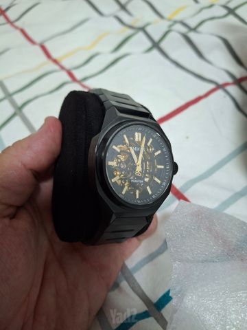 שעון emboss