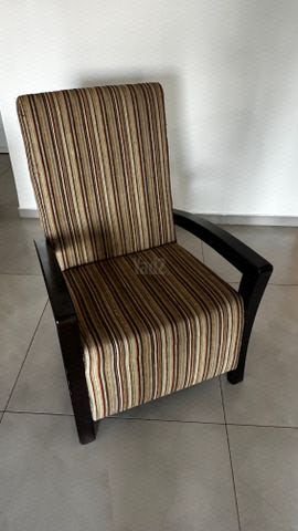 כורסה מעץ מלא