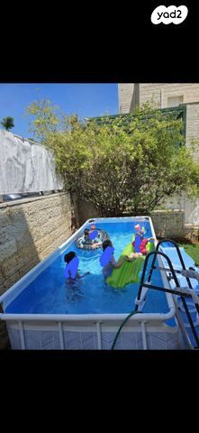 בריכת שחיה