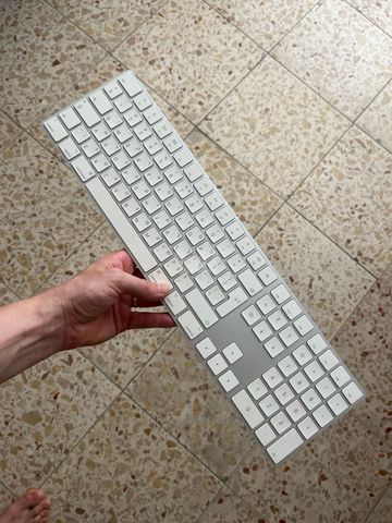 אאפל Magic Keyboard עברית + EN
