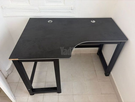 שולחן עם שני מדפים